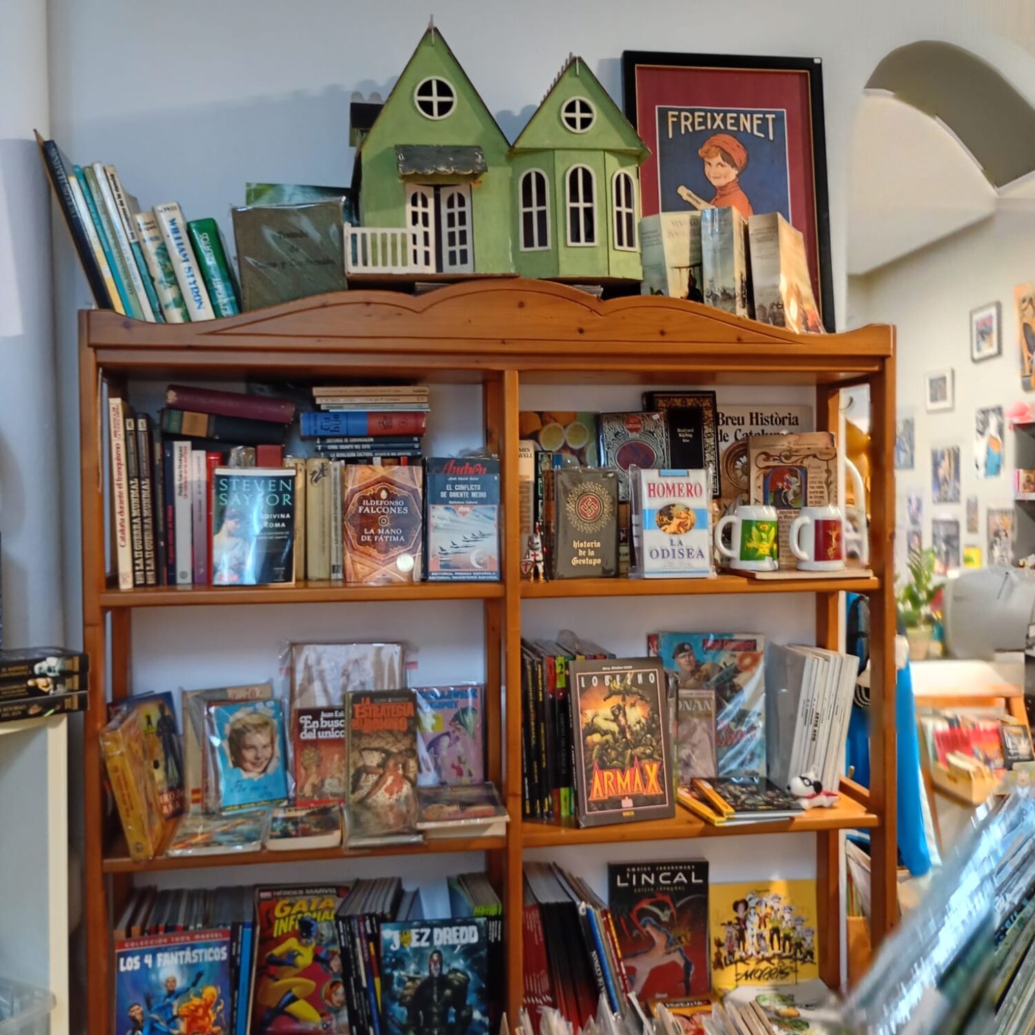 Livros e histórias em quadrinhos antigos em Badalona, decoração retrô, bonecas de porcelana e casas de bonecas