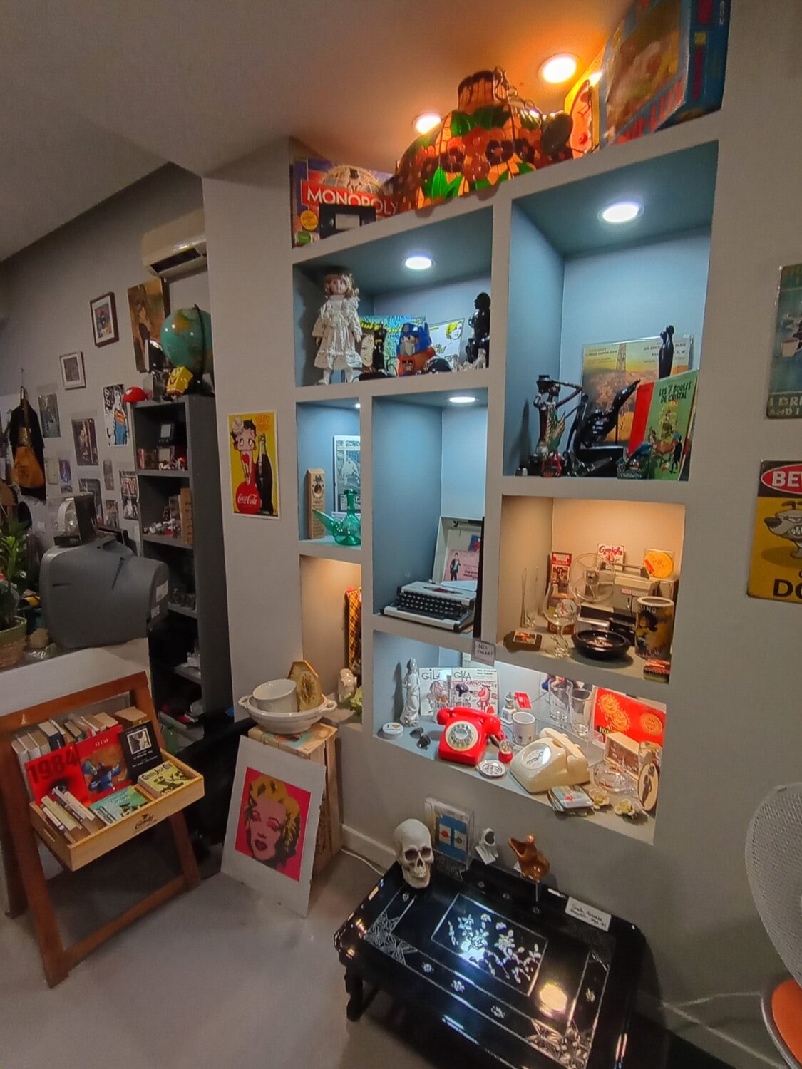 Lâmpadas antigas, móveis, objetos decorativos e itens colecionáveis no Wham Badalona