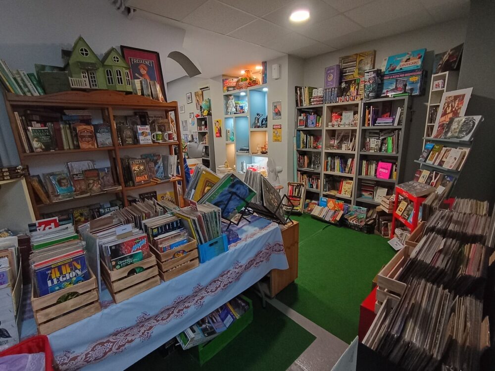 Uma seleção grande e refinada de discos, livros e histórias em quadrinhos baratos no Wham Badalona.