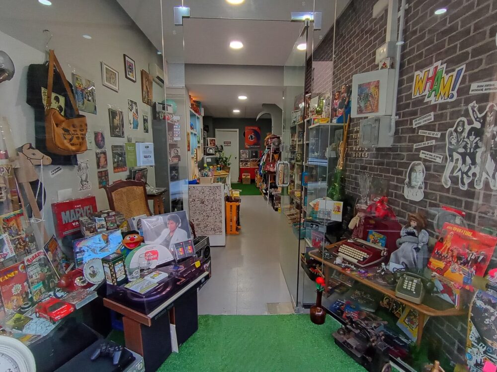 interior tienda wham vintage store badalona discos