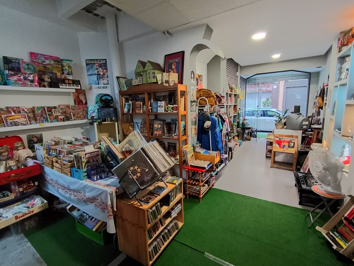 Livres, disques et bandes dessinées vintage à Badalona. Mode et décoration rétro.