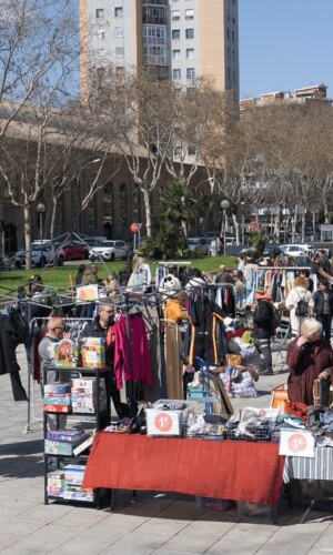 mercado de segunda mano, antigüedades, vintage y artesania cada mes en sant roc por la fundacion comunalitat badalona sud