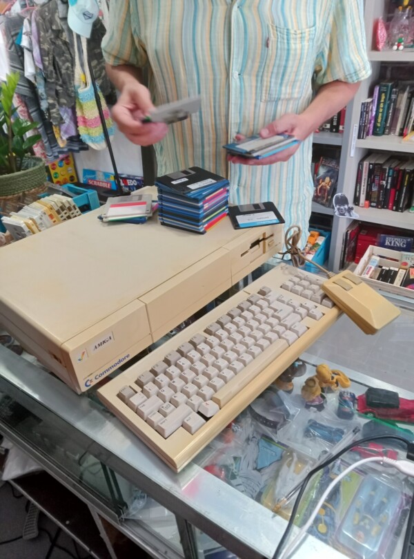 Ordenador Vintage Commodore Amiga 1000 sin monitor con software, teclado y ratón - Imatge 2