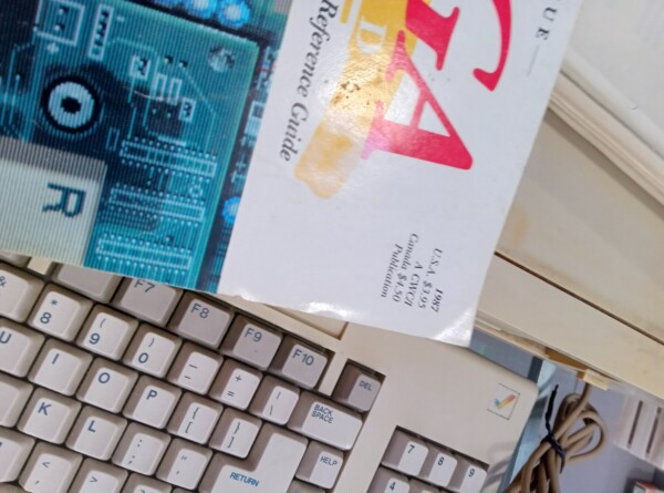 Ordenador Vintage Commodore Amiga 1000 sin monitor con software, teclado y ratón - Imagen 17