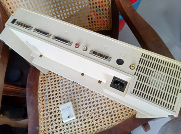 Ordenador Vintage Commodore Amiga 1000 sin monitor con software, teclado y ratón - Imatge 3