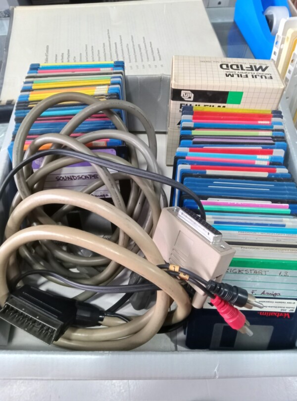 Ordenador Vintage Commodore Amiga 1000 sin monitor con software, teclado y ratón - Imatge 4