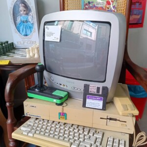 Ordenador Vintage Commodore Amiga 1000 sin monitor con software, teclado y ratón