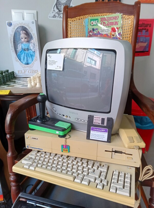 Ordenador Vintage Commodore Amiga 1000 sin monitor con software, teclado y ratón