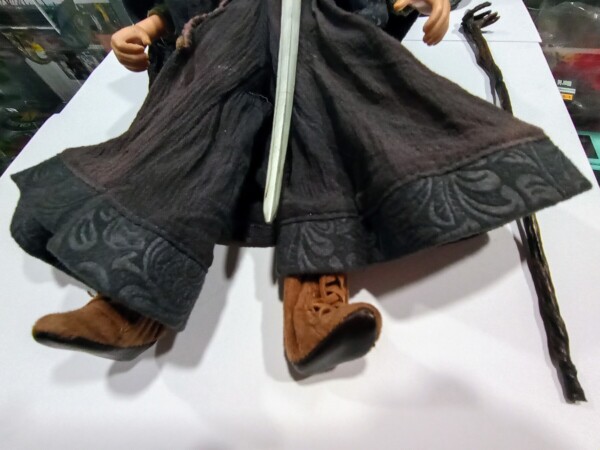 detalle ropa gandalf gris coleccion
