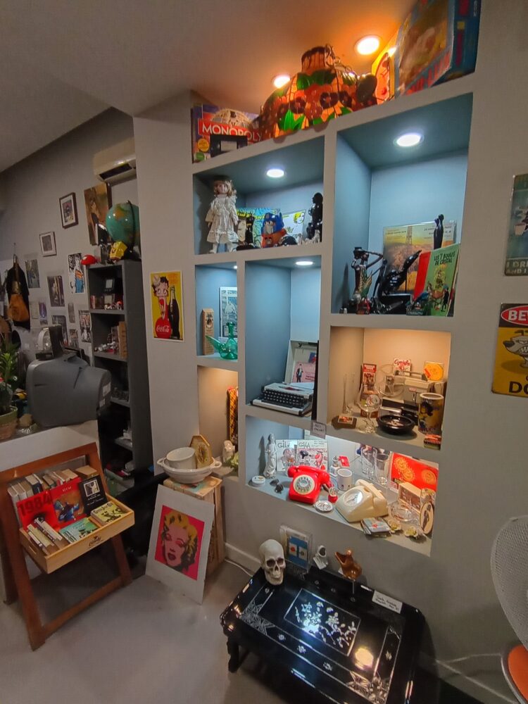Antique lamps, furniture, decorative objects, and collectibles at Wham Badalona