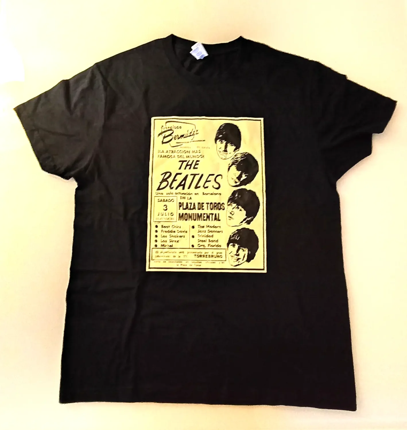 camiseta los beatles cartel barcelona monumental frontal