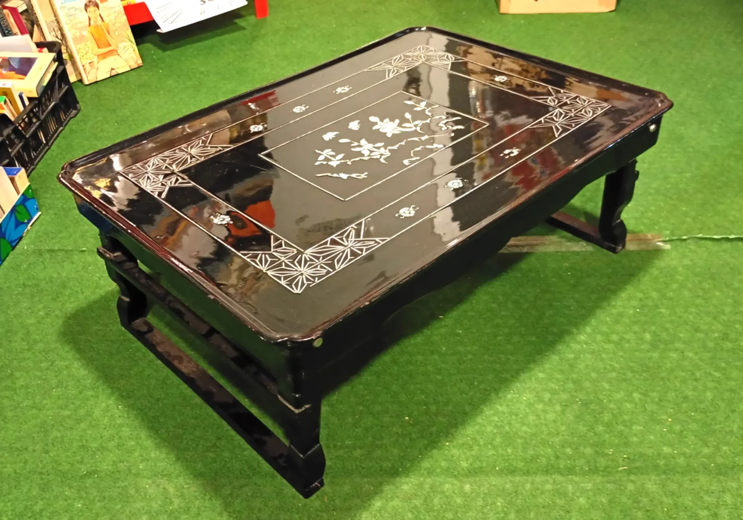 Mueble vintage autentica mesa de te coreana lacado nacar madera negra