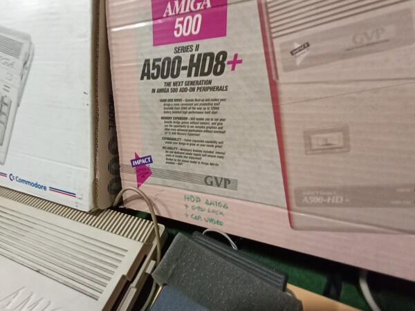 détail du boîtier du disque dur externe Amiga écrit