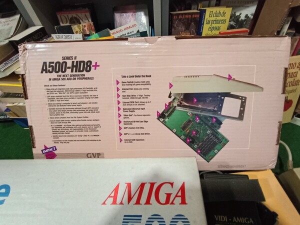 détail du boîtier d'accessoires du disque dur externe Commodore Amiga sur le côté