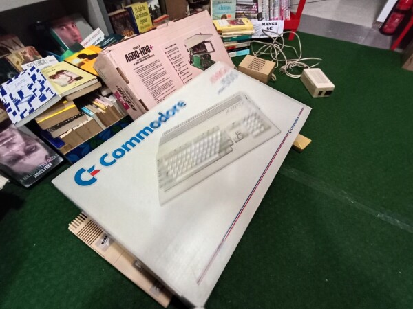 Ordenador Commodore Amiga 500 funcional con accesorios y cajas originales – Image 5