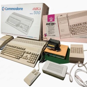 Super bundle composto da disco rigido esterno Commodore Amiga 500, dispositivo di acquisizione video e Genlock nella scatola originale funzionante.