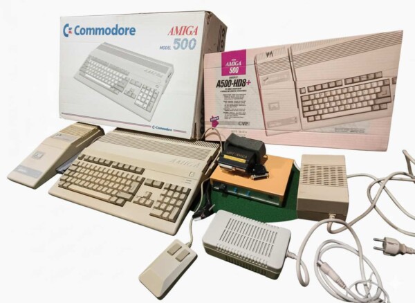 Super pack de disque dur externe Commodore Amiga 500, périphérique de capture vidéo et Genlock dans sa boîte d'origine fonctionnelle.