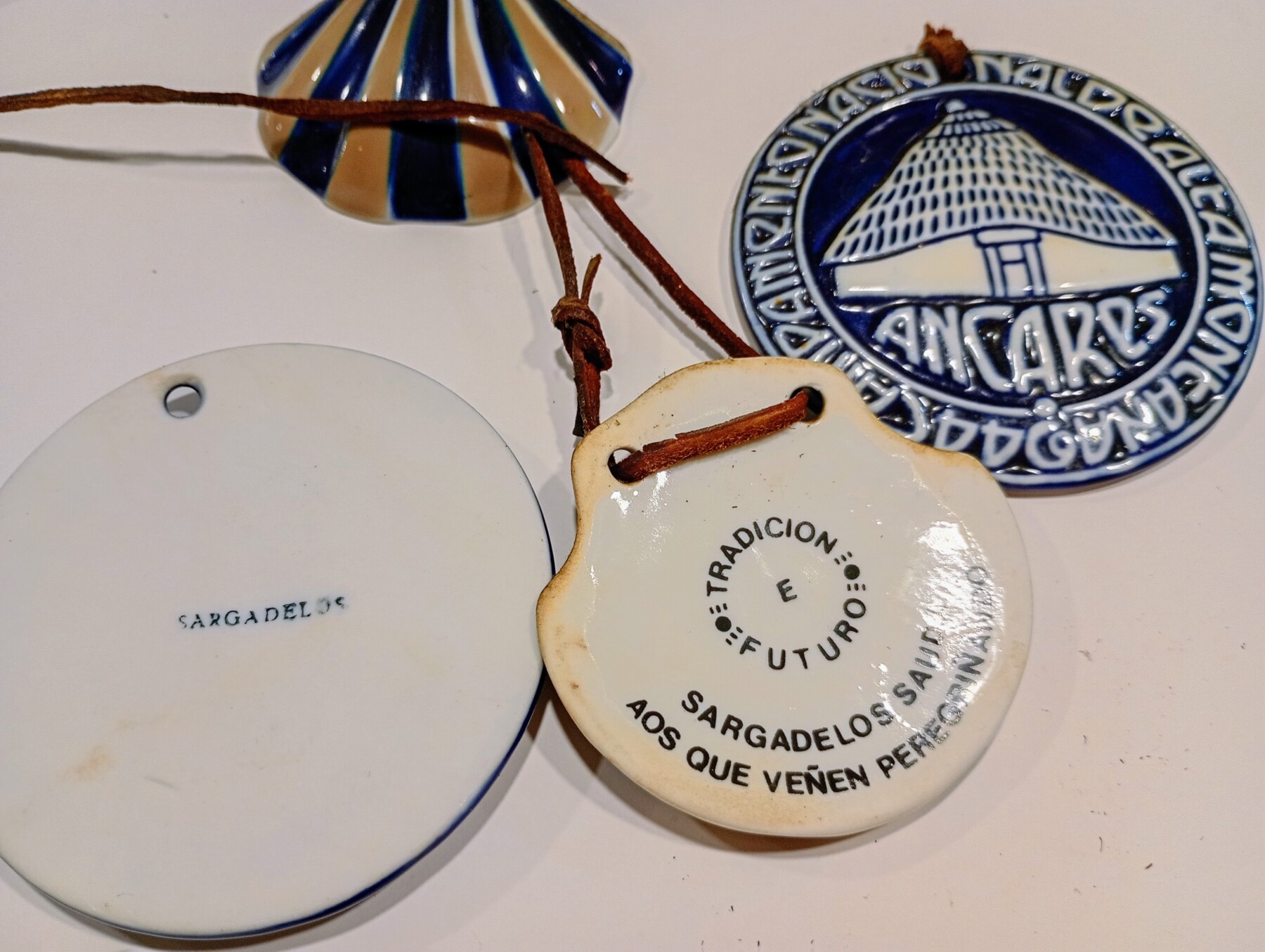 Lote de 4 Piezas de Cerámica SARGADELOS: 2 Conchas de Vieira (Camino de Santiago) y 2 Insignias ANCARES - Vintage - Imatge 2