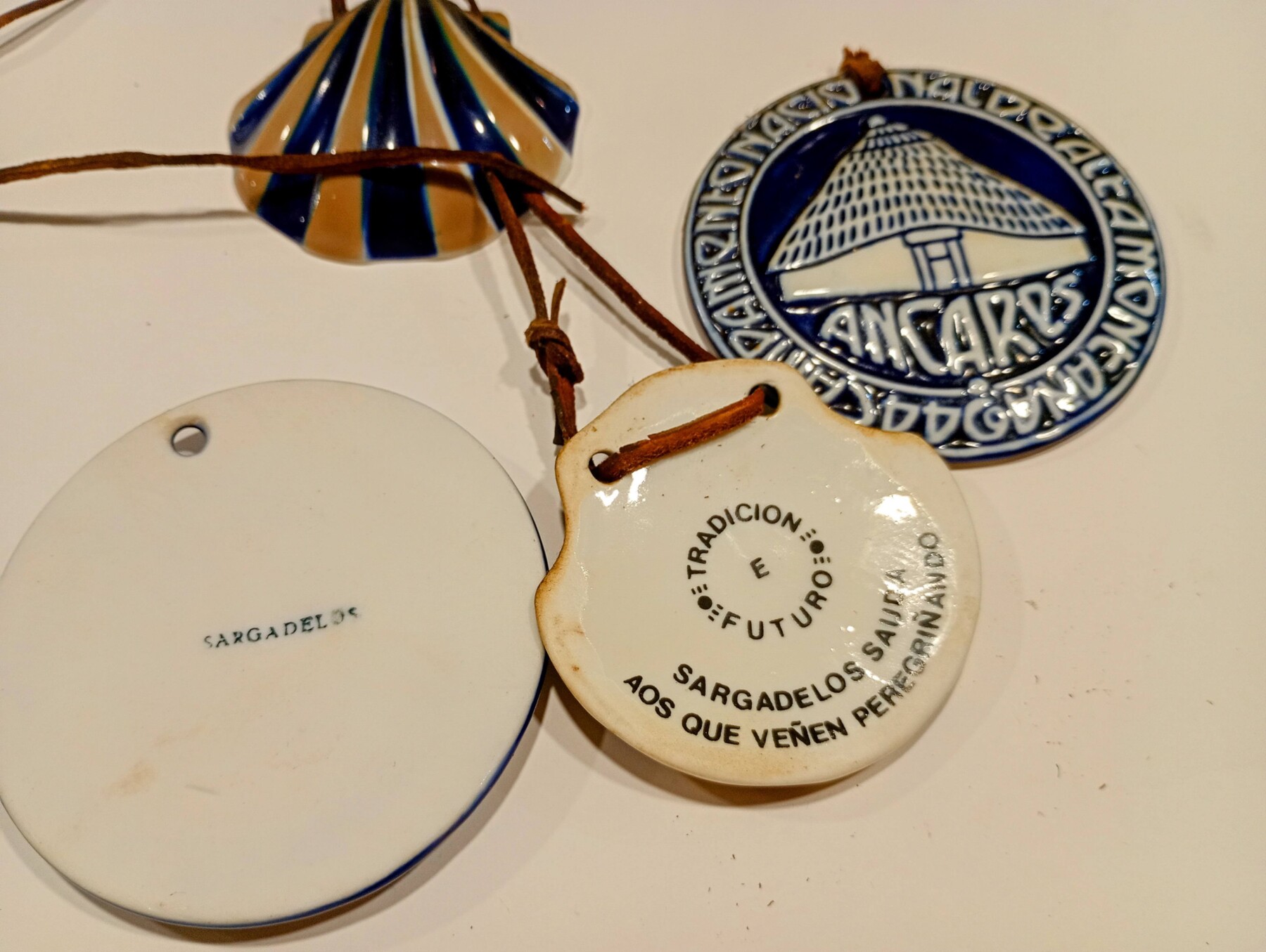Lote de 4 Piezas de Cerámica SARGADELOS: 2 Conchas de Vieira (Camino de Santiago) y 2 Insignias ANCARES - Vintage - Imatge 4