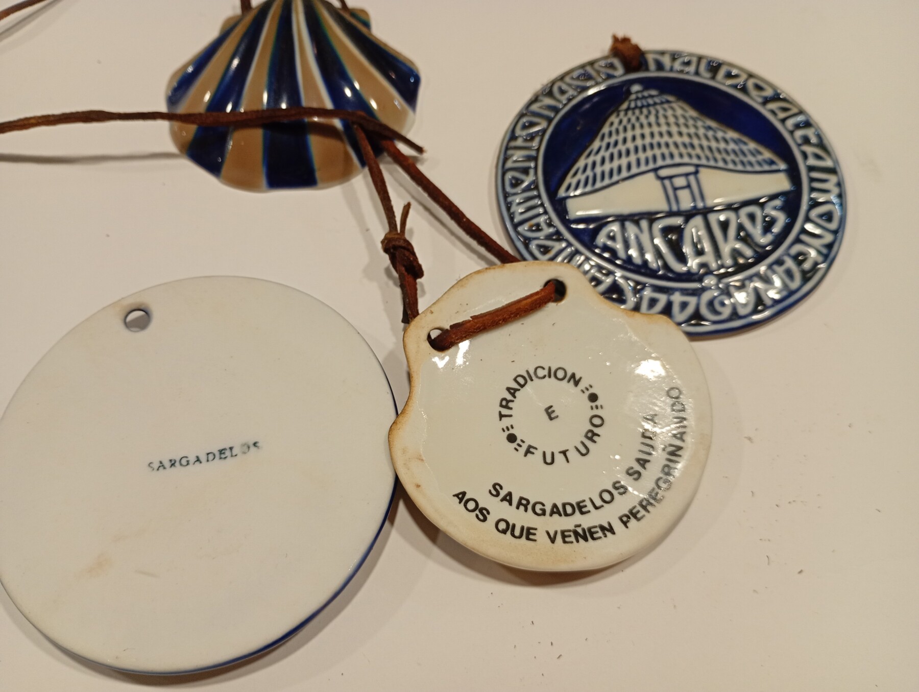 Lote de 4 Piezas de Cerámica SARGADELOS: 2 Conchas de Vieira (Camino de Santiago) y 2 Insignias ANCARES - Vintage - Imatge 5