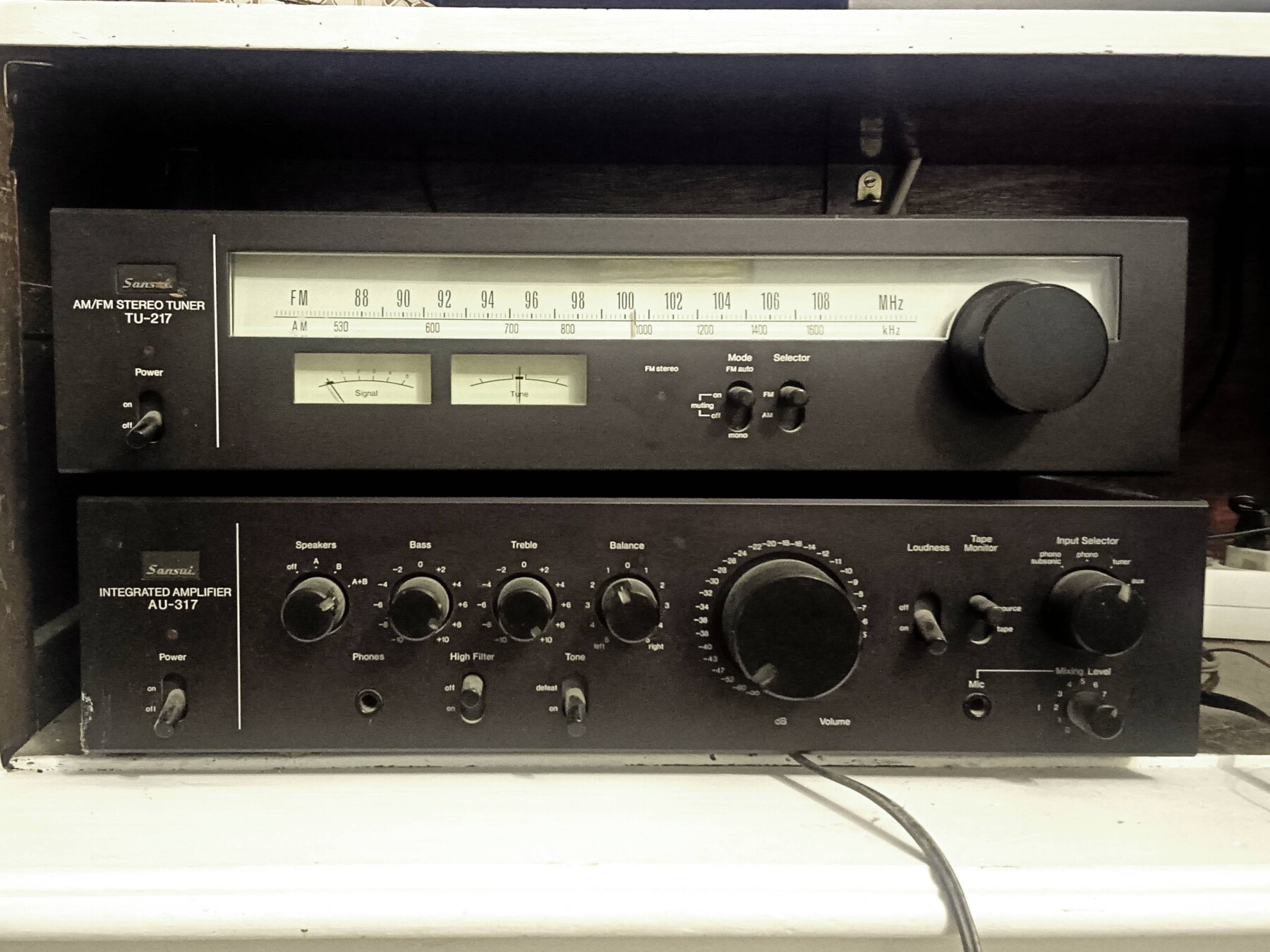 Amplificador Sansui + Giradiscos Thorens: sonido puro, alma rebelde.