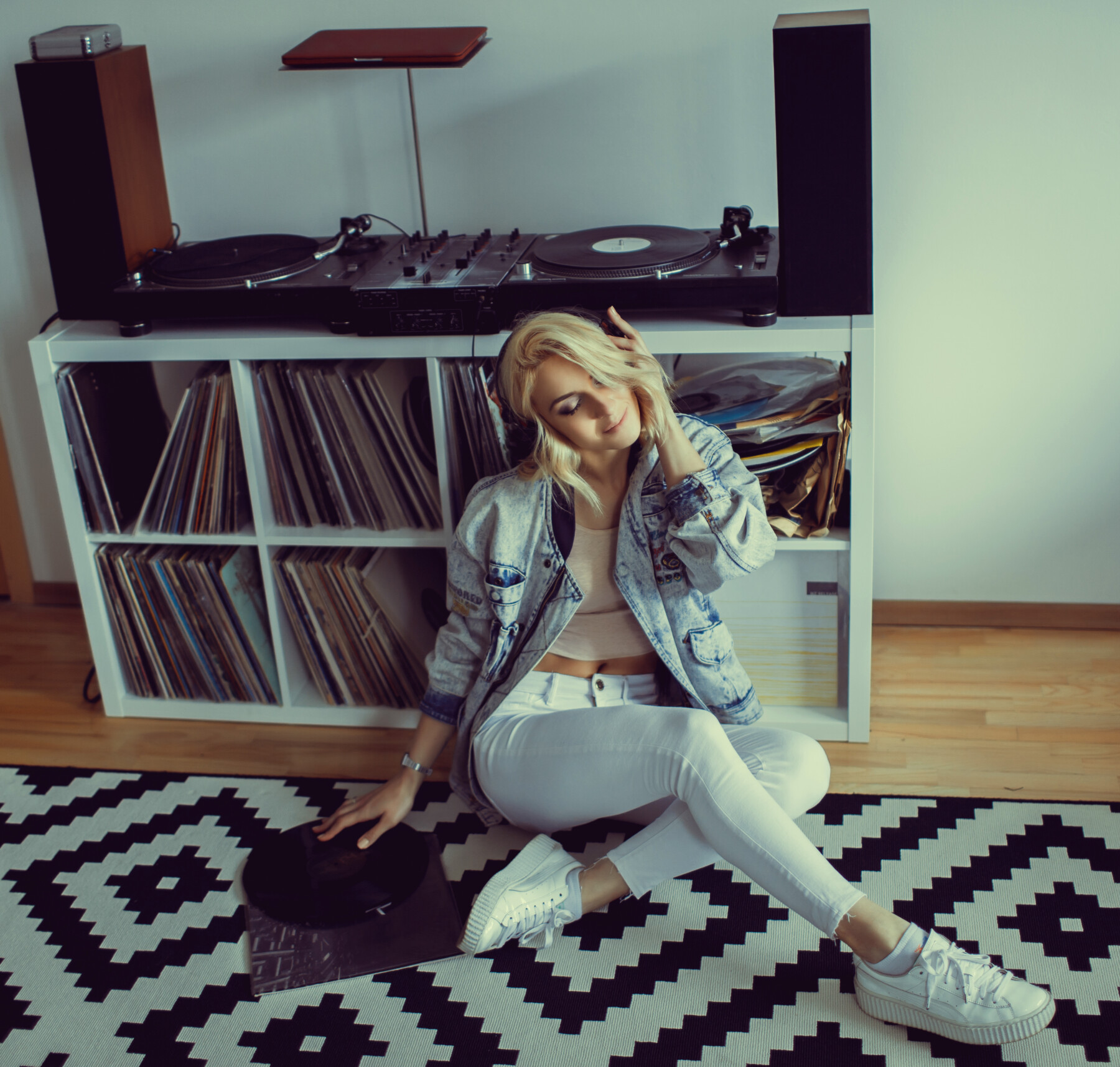 chica escuchando musica en casa