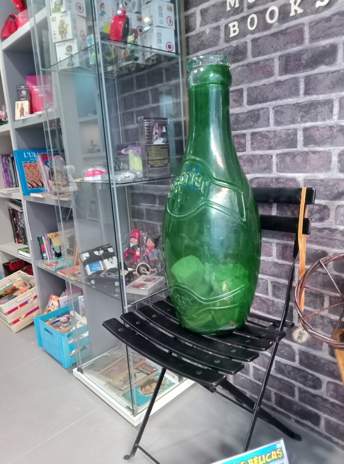perrier botella gigante decoracion restaurante antigüedades francia paris
